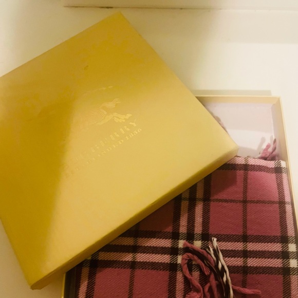 Burberry Pink Cashmere Scarf - Picture 2 of 4